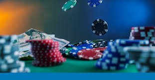 Setiap pertandingan menampilkan pemain-pemain berkualitas tinggi dari seluruh Eropa Pemain sepak bola dalam aksi bermain bola di tengah pertandingan Champions League